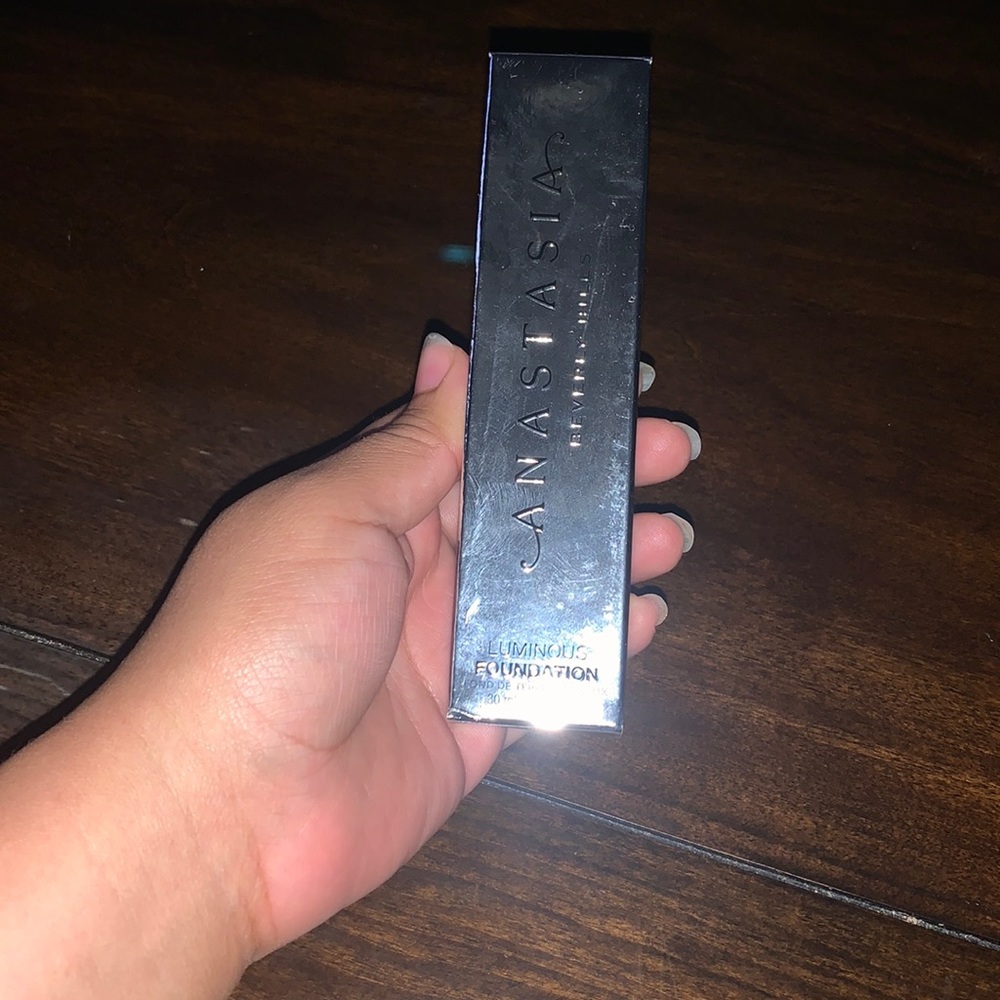 Anastasia Luminous Foundation 320N